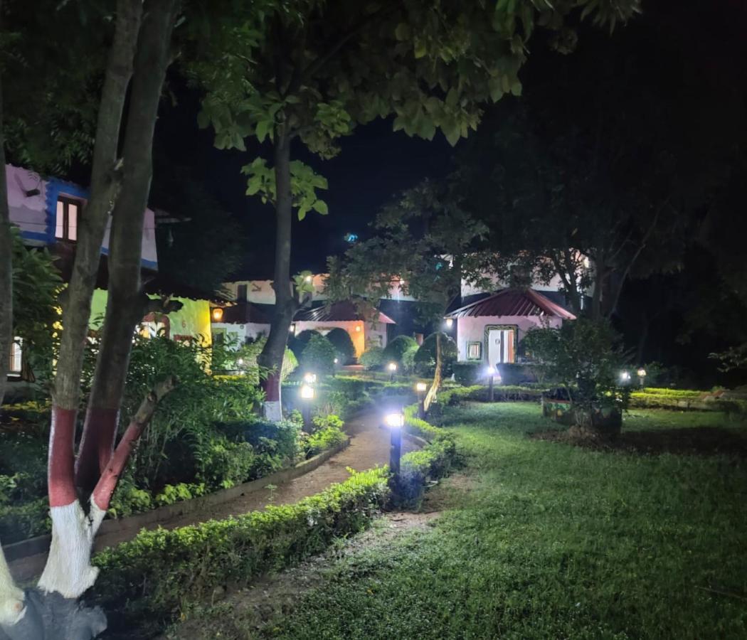 Raktokorobi Karu Gram Hotel Sri Niketan Exterior foto