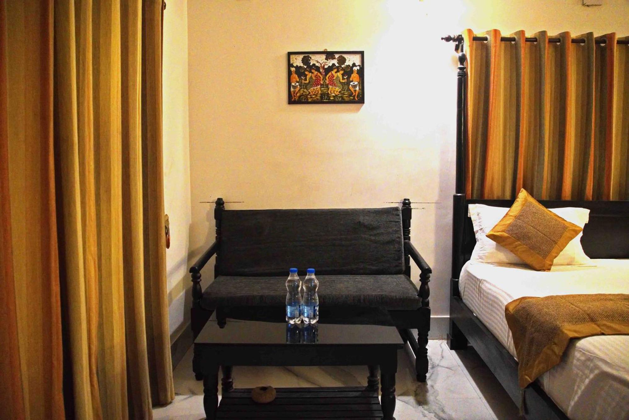 Raktokorobi Karu Gram Hotel Sri Niketan Exterior foto